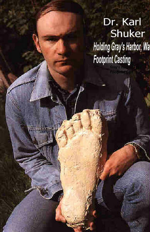 Bigfoot - Karl Shuker na zdjęciu z odlewami śladów z Gray's Harbor, 1982r